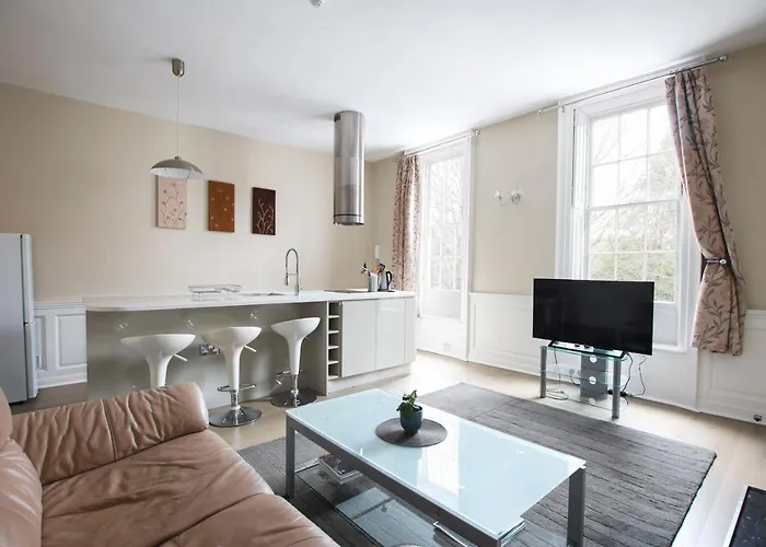 Elegant Georgian Apartment Near Clifton Village